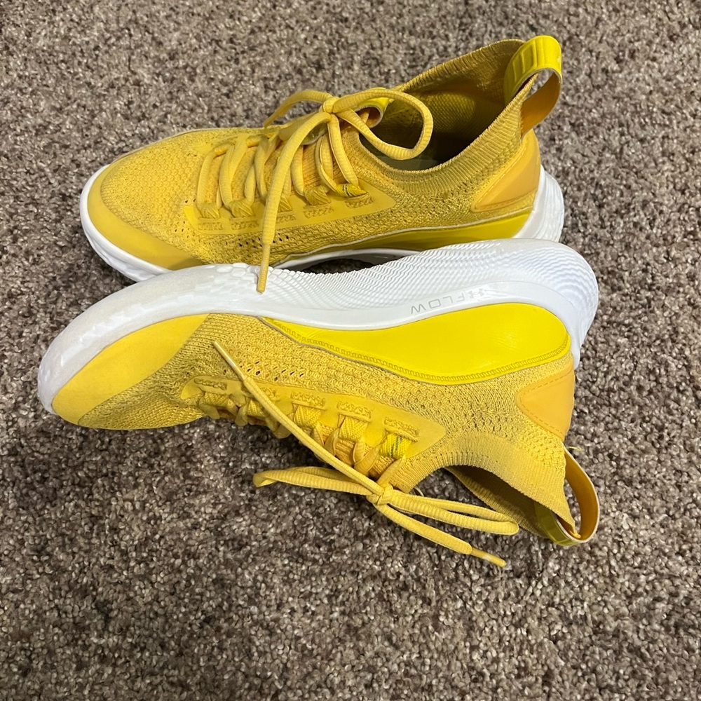 Boys size 6 curry basketball shoes
